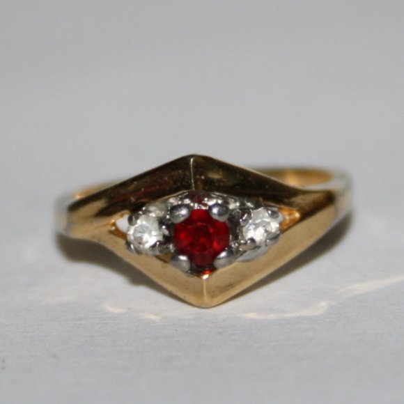 vintage gold and ruby 18k hge ring size 4 - Picture 2 of 6